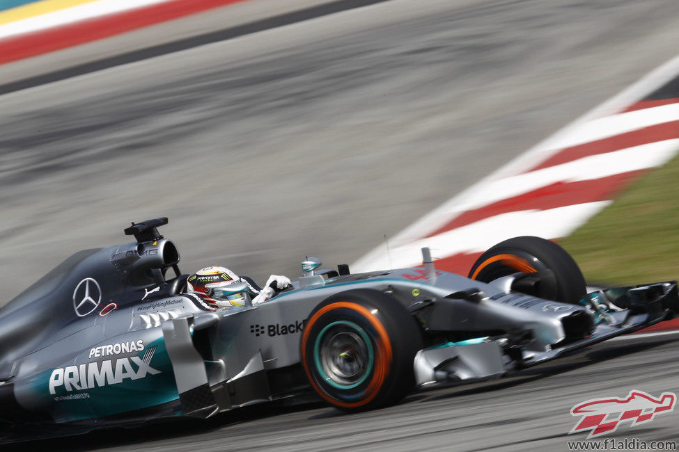 Lewis Hamilton disputa los entrenamientos en Sepang