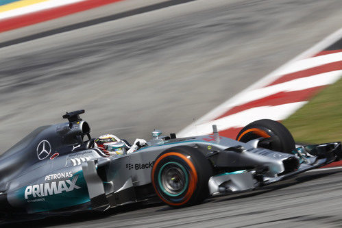 Lewis Hamilton disputa los entrenamientos en Sepang