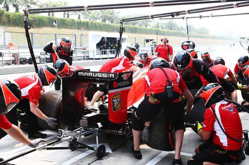 Max Chilton practica un pit stop