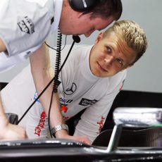 Kevin Magnussen en el garaje