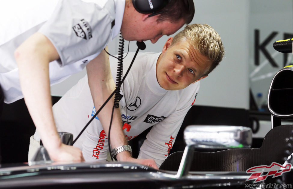 Kevin Magnussen en el garaje