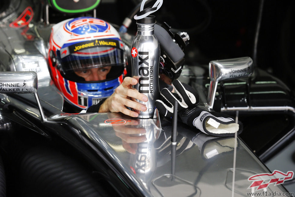 Jenson Button combate las altas temperaturas de Malasia