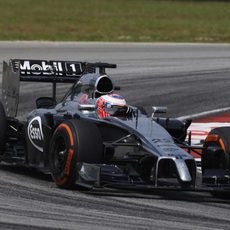 Jenson Button tomando una curva de Sepang