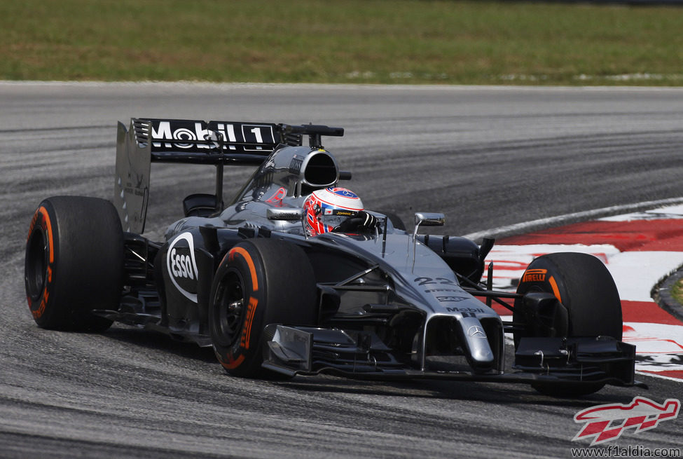 Jenson Button tomando una curva de Sepang