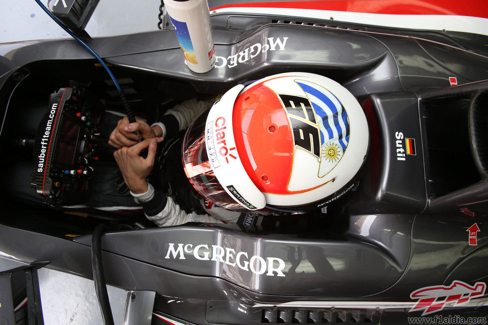 Adrian Sutil concentrado antes de salir a la pista