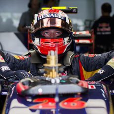 Daniil Kvyat se sube al STR09 para salir al asfalto del circuito de Sepang