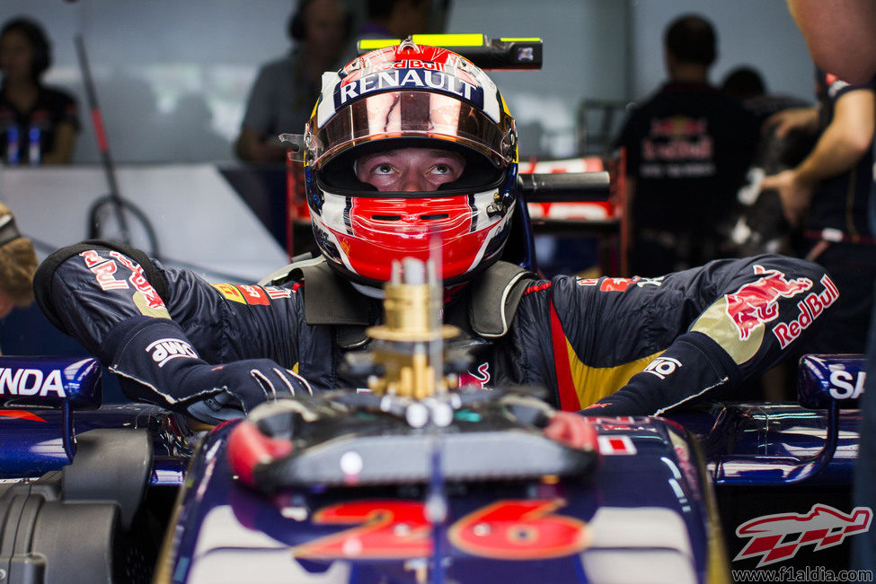 Daniil Kvyat se sube al STR09 para salir al asfalto del circuito de Sepang