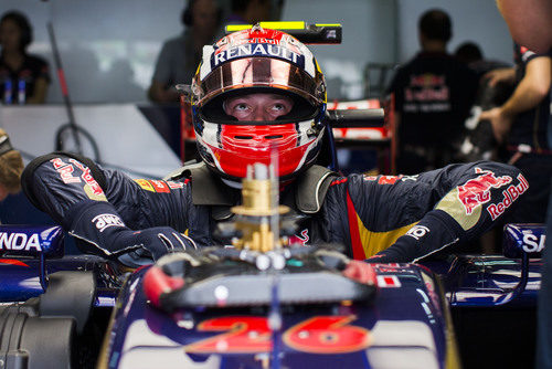 Daniil Kvyat se sube al STR09 para salir al asfalto del circuito de Sepang