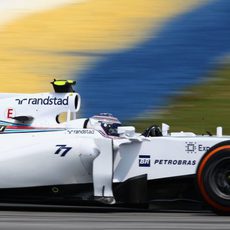 Valtteri Bottas en Sepang con el neumático duro en su FW36