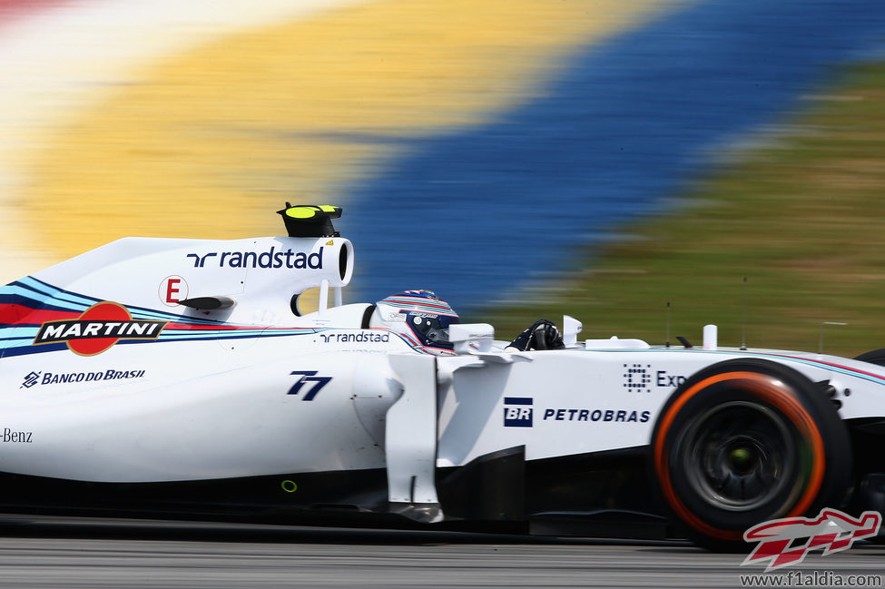 Valtteri Bottas en Sepang con el neumático duro en su FW36