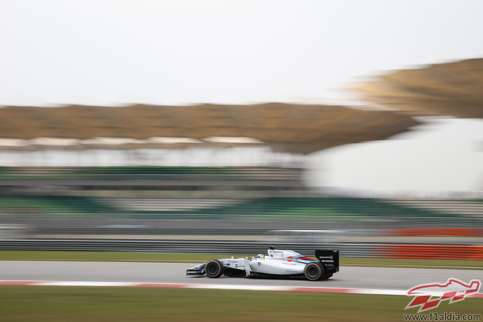 El Williams de Felipe Massa con el fondo difuminado