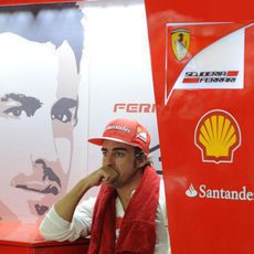 Fernando Alonso en su garaje