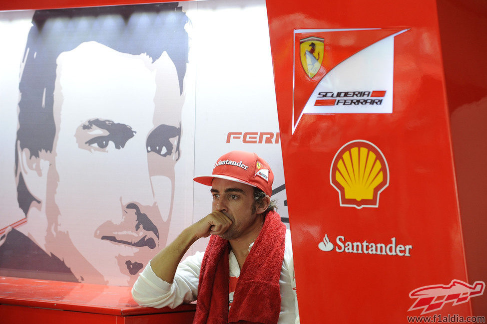 Fernando Alonso en su garaje
