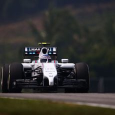 Valtteri Bottas intenta su vuelta lanzada en Sepang con el neumático medio