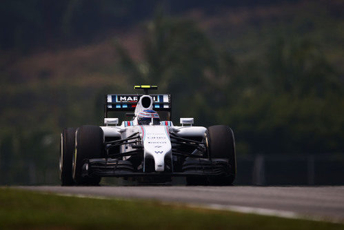 Valtteri Bottas intenta su vuelta lanzada en Sepang con el neumático medio