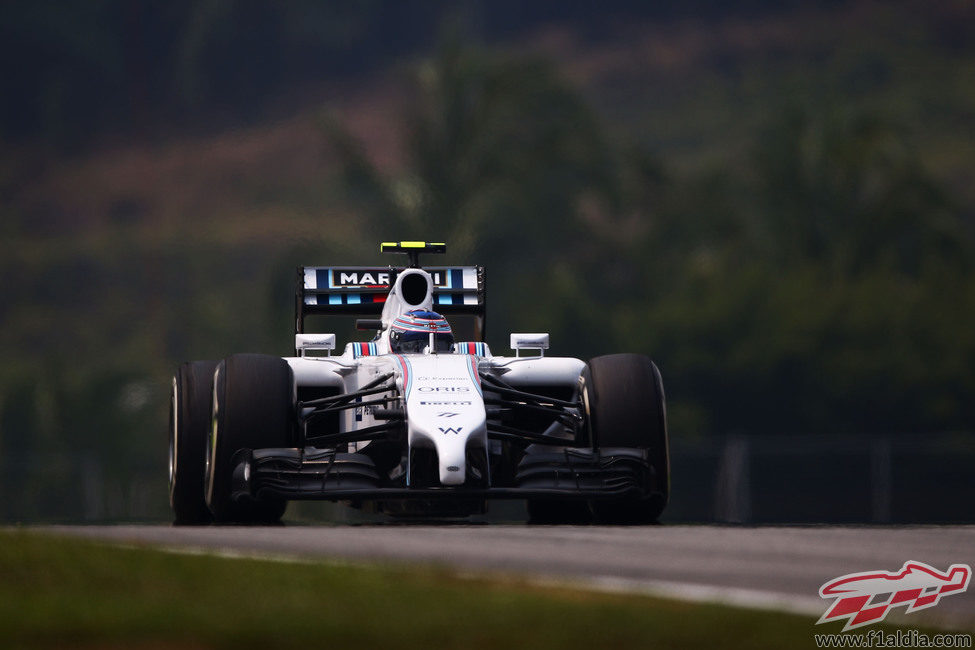 Valtteri Bottas intenta su vuelta lanzada en Sepang con el neumático medio