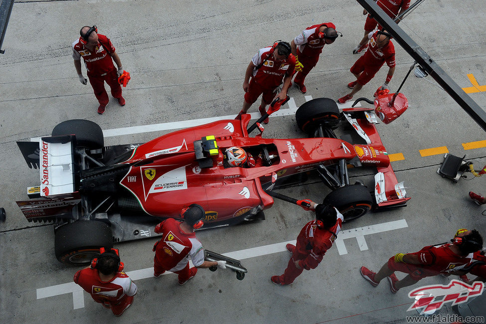 Kimi Raikkonen en la calle de boxes de Sepang