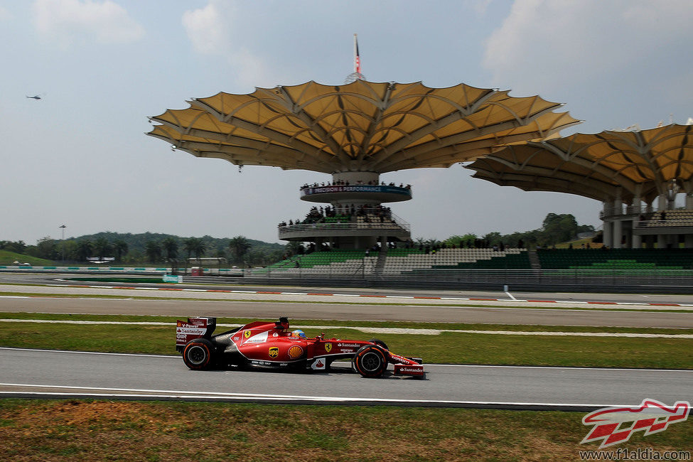 Fernando Alonso rodando en Sepang