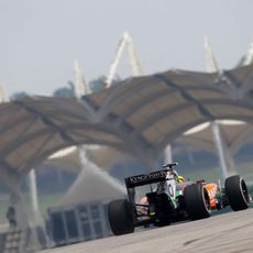 Trasera del Force India de Sergio Pérez durante los Libres en Sepang