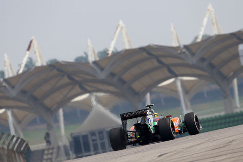 Trasera del Force India de Sergio Pérez durante los Libres en Sepang