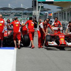 Los mecánicos de Ferrari en el pit lane de Malasia