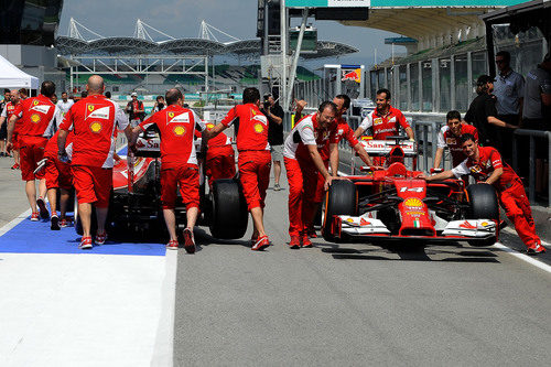 Los mecánicos de Ferrari en el pit lane de Malasia