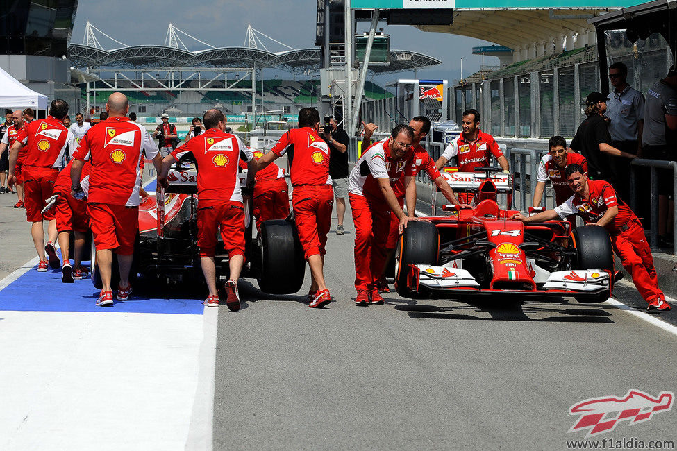 Los mecánicos de Ferrari en el pit lane de Malasia