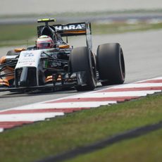 Sergio Pérez rodó menos de lo previsto en la jornada del viernes en Sepang