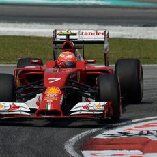 Kimi Raikkonen trazando una curva de Sepang