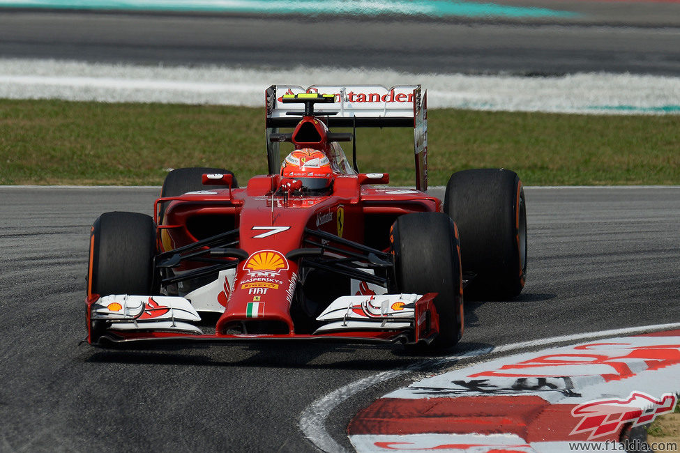 Kimi Raikkonen trazando una curva de Sepang