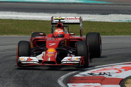 Kimi Raikkonen trazando una curva de Sepang