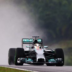 Lewis Hamilton atraviesa la lluvia con su Mercedes en Sepang