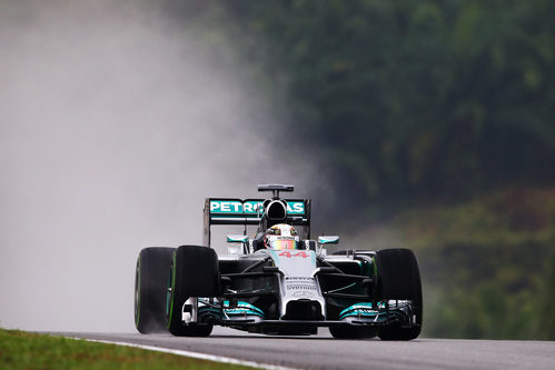 Lewis Hamilton atraviesa la lluvia con su Mercedes en Sepang