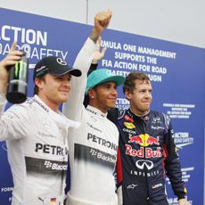 Lewis Hamilton levanta el pulgar celebrando su segunda pole de la temporada