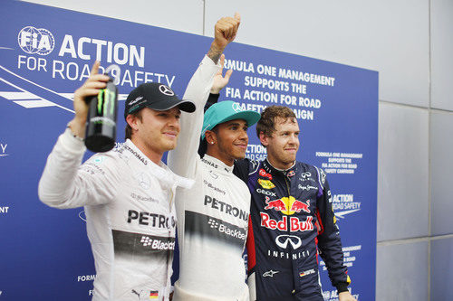 Lewis Hamilton levanta el pulgar celebrando su segunda pole de la temporada