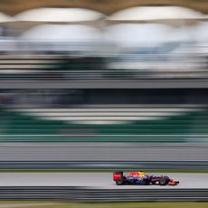 Sebastian Vettel afina el RB10 con el neumático duro durante los Libres 3 en Sepang