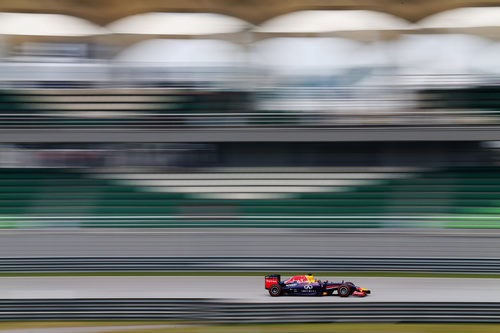 Sebastian Vettel afina el RB10 con el neumático duro durante los Libres 3 en Sepang