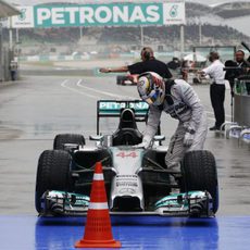 Lewis Hamilton se baja del monoplaza tras la clasificación en Sepang