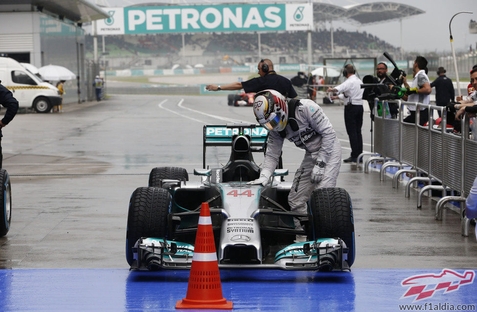 Lewis Hamilton se baja del monoplaza tras la clasificación en Sepang