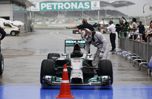 Lewis Hamilton se baja del monoplaza tras la clasificación en Sepang