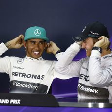 Lewis Hamilton y Nico Rosberg sonríen en la rueda de prensa tras la clasificación