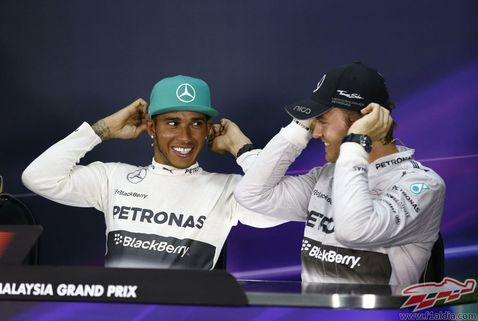 Lewis Hamilton y Nico Rosberg sonríen en la rueda de prensa tras la clasificación