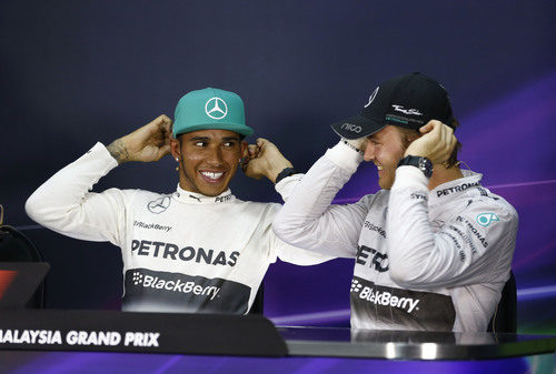 Lewis Hamilton y Nico Rosberg sonríen en la rueda de prensa tras la clasificación