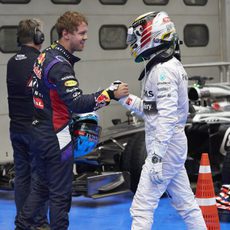 Sebastian Vettel felicita a Lewis Hamilton por haber conseguido la pole en Sepang