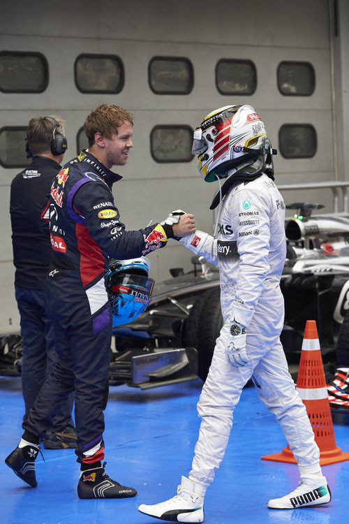 Sebastian Vettel felicita a Lewis Hamilton por haber conseguido la pole en Sepang
