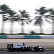 Jenson Button rueda con los medios en los libres 3