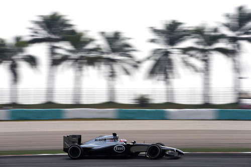 Jenson Button rueda con los medios en los libres 3