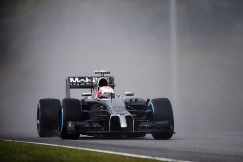 Kevin Magnussen vuela con los neumáticos de lluvia extrema