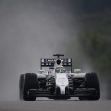 Felipe Massa rueda con los neumáticos de lluvia extrema