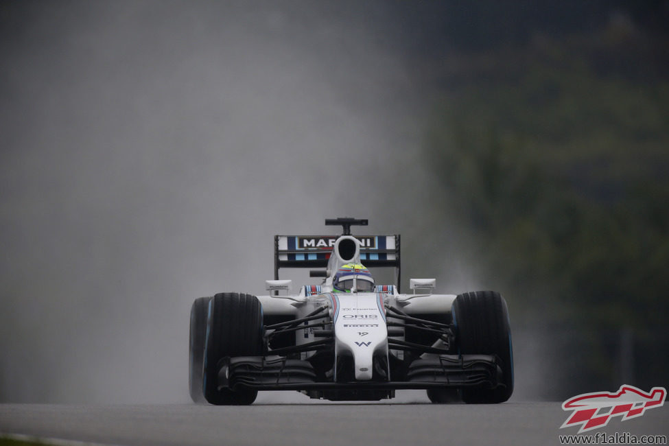 Felipe Massa rueda con los neumáticos de lluvia extrema
